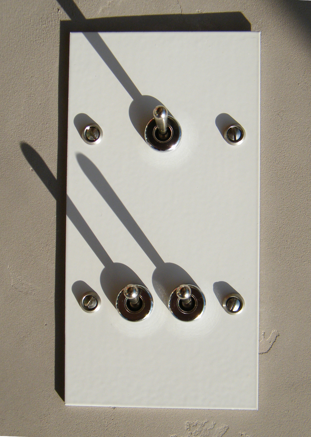 13b4-interrupteur-triple-blanc-carre13-1