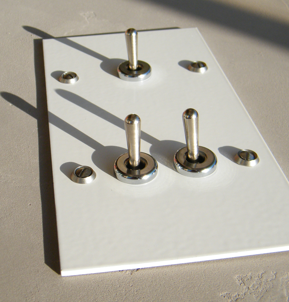 13b4-interrupteur-triple-blanc-carre13-2