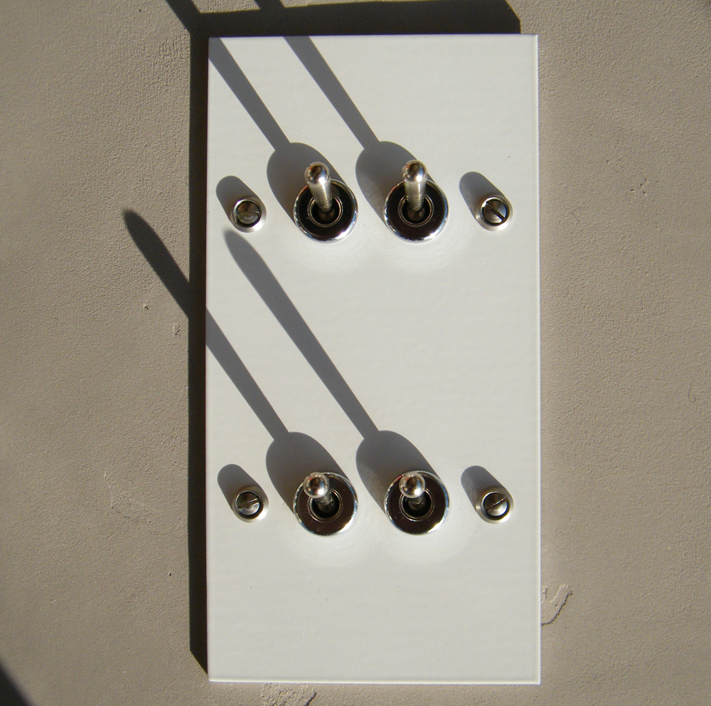 14b4-interrupteur-quadruple-blanc-carre14-1