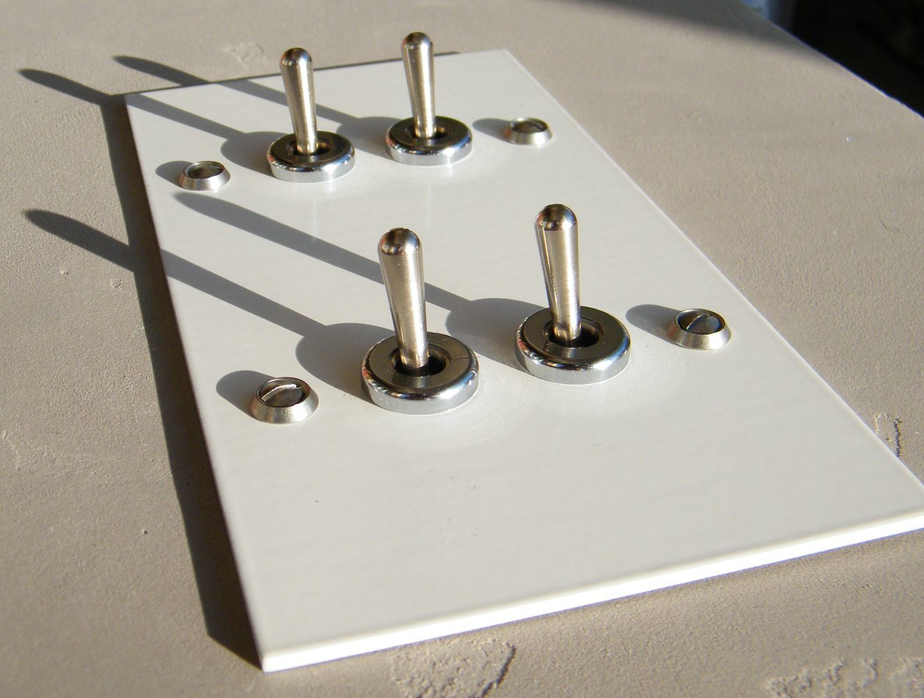 14b4-interrupteur-quadruple-blanc-carre14-2