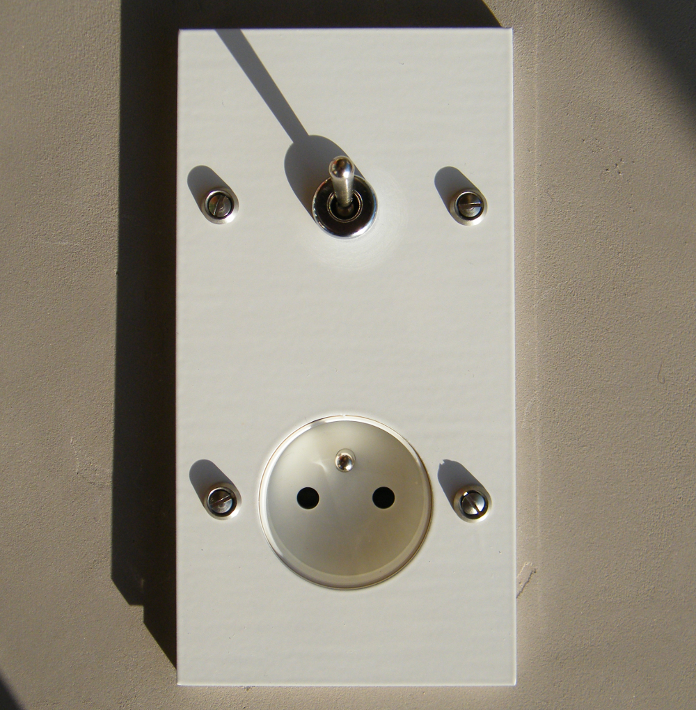 15b4-interrupteur-prise-blanc-carre15-1