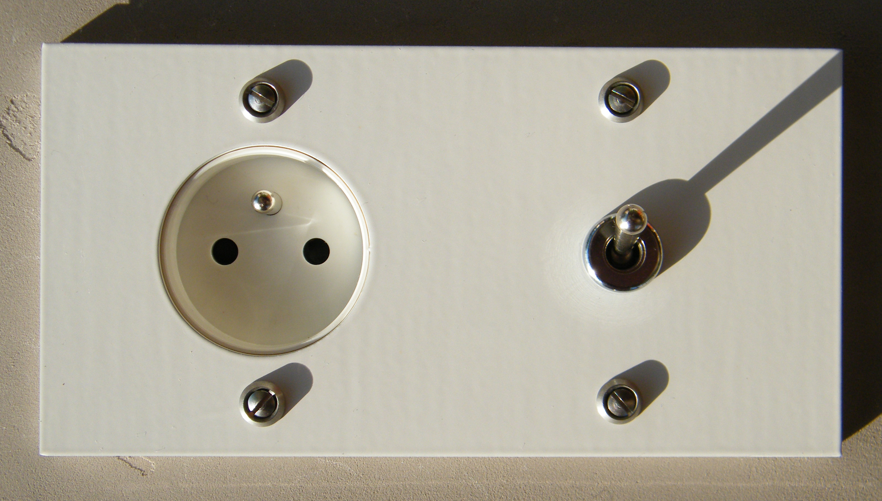 15b4-interrupteur-prise-blanc-carre15-2