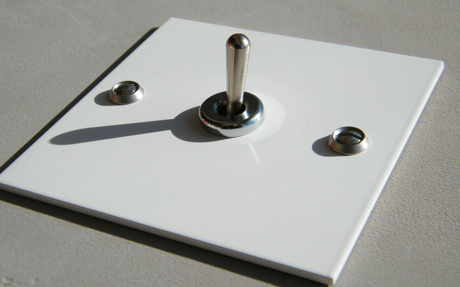 1b4-interrupteur-blanc-carre1-2