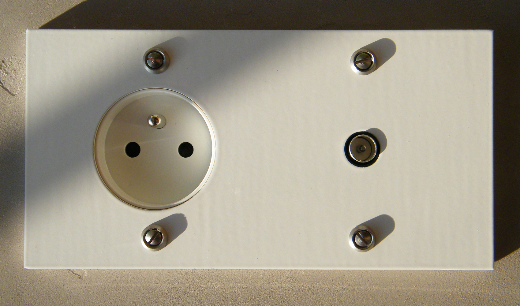 8b4-prise-tv-blanc-carre8-1