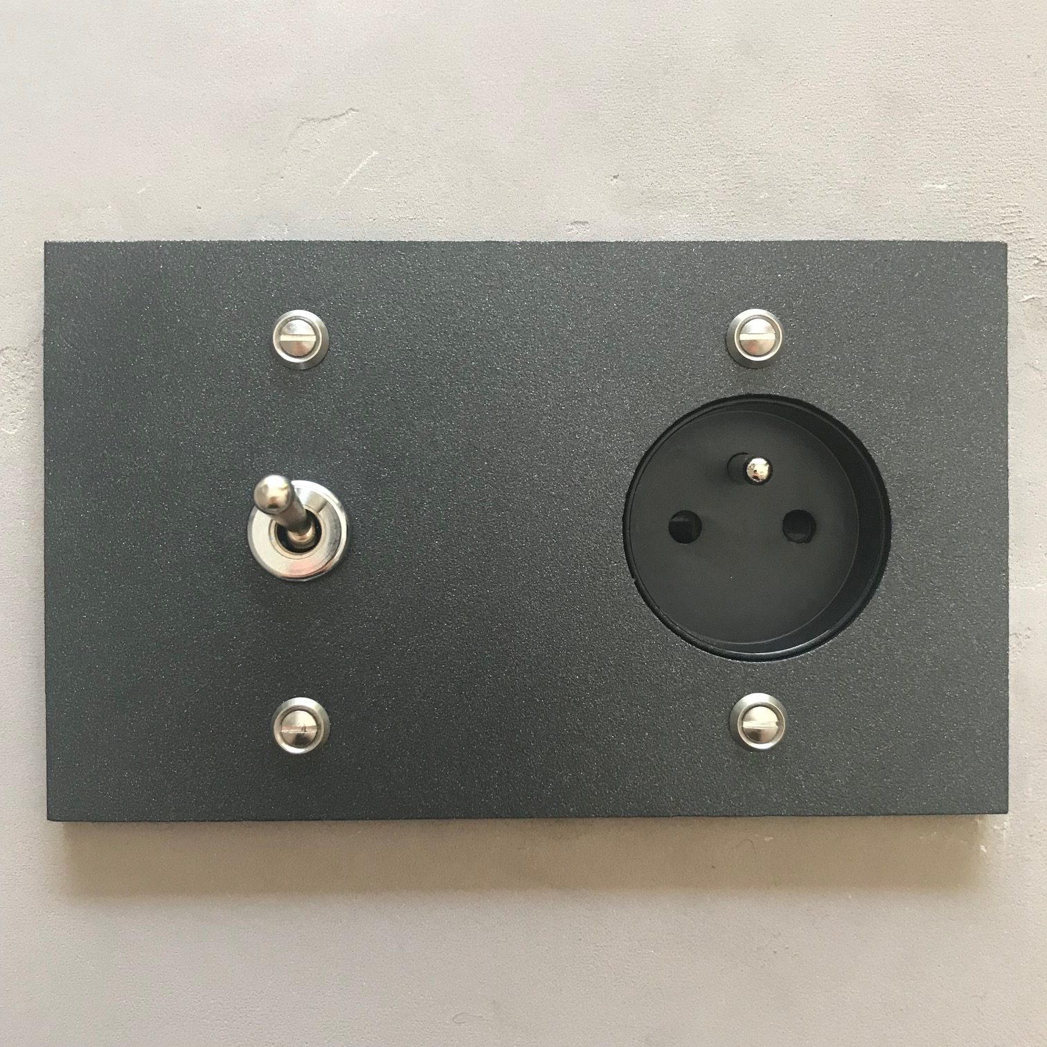 15n2-interrupteur prise 220 noir rect.1