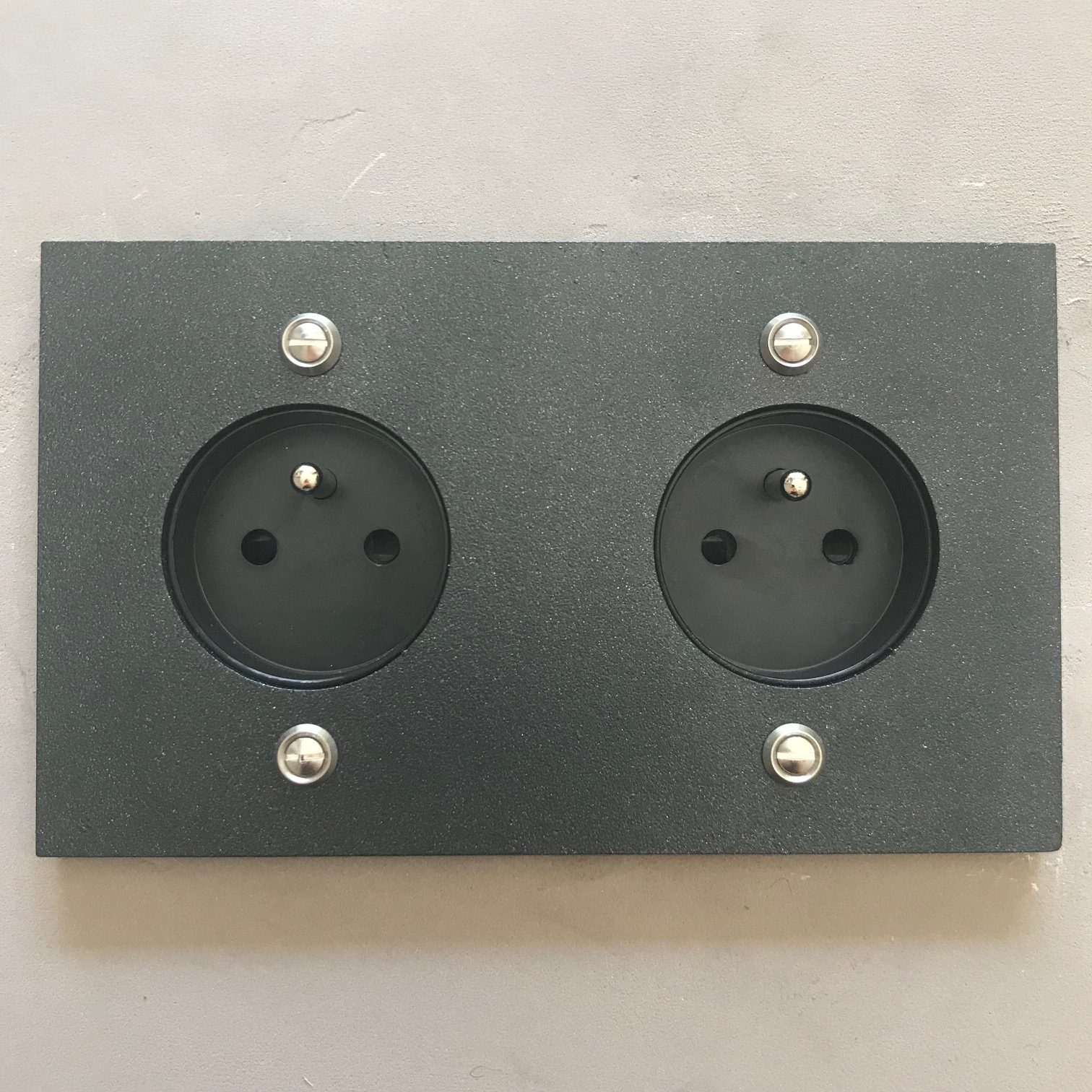 6n2-prise double noir rect.1