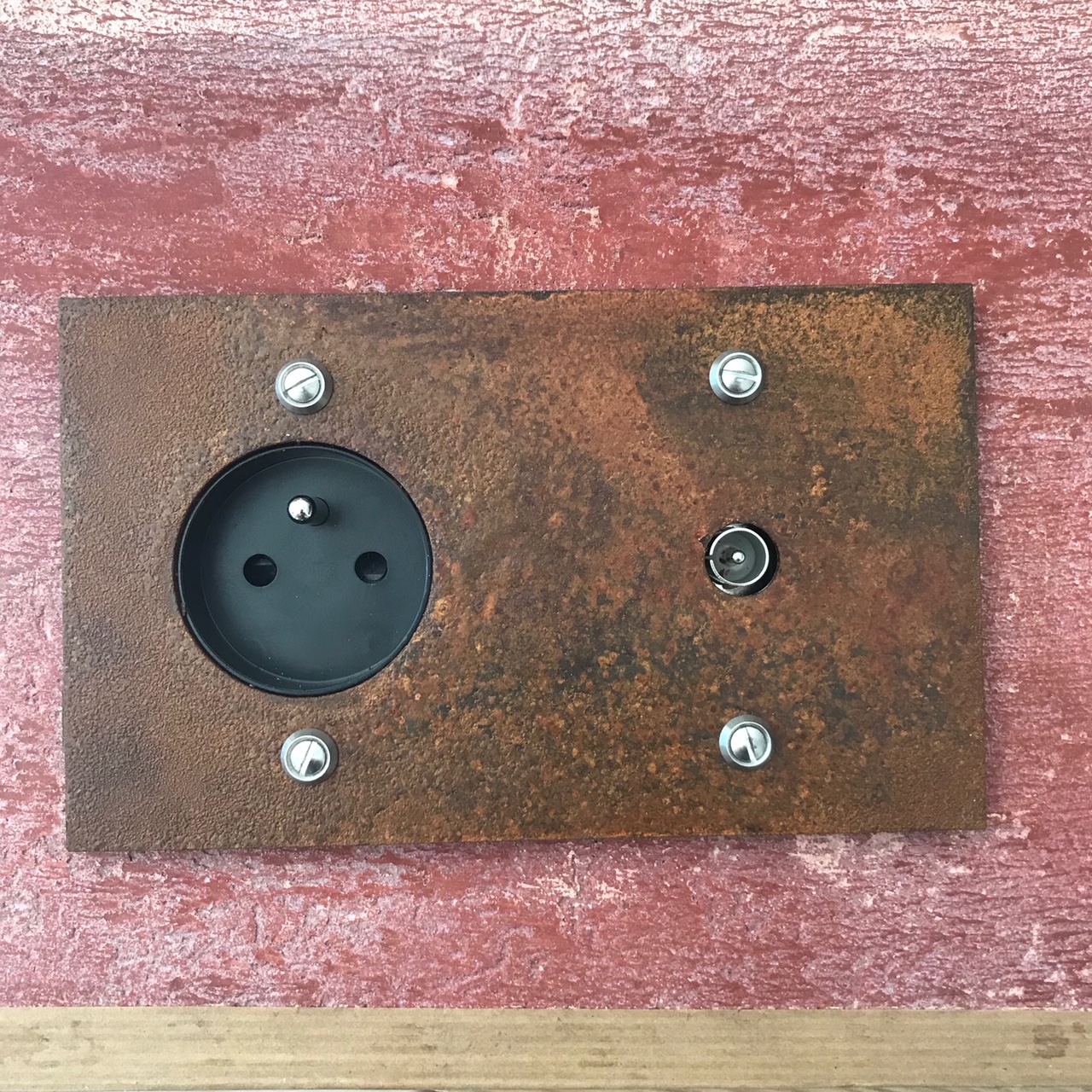 8c2-prise TV prise 220 corten.1