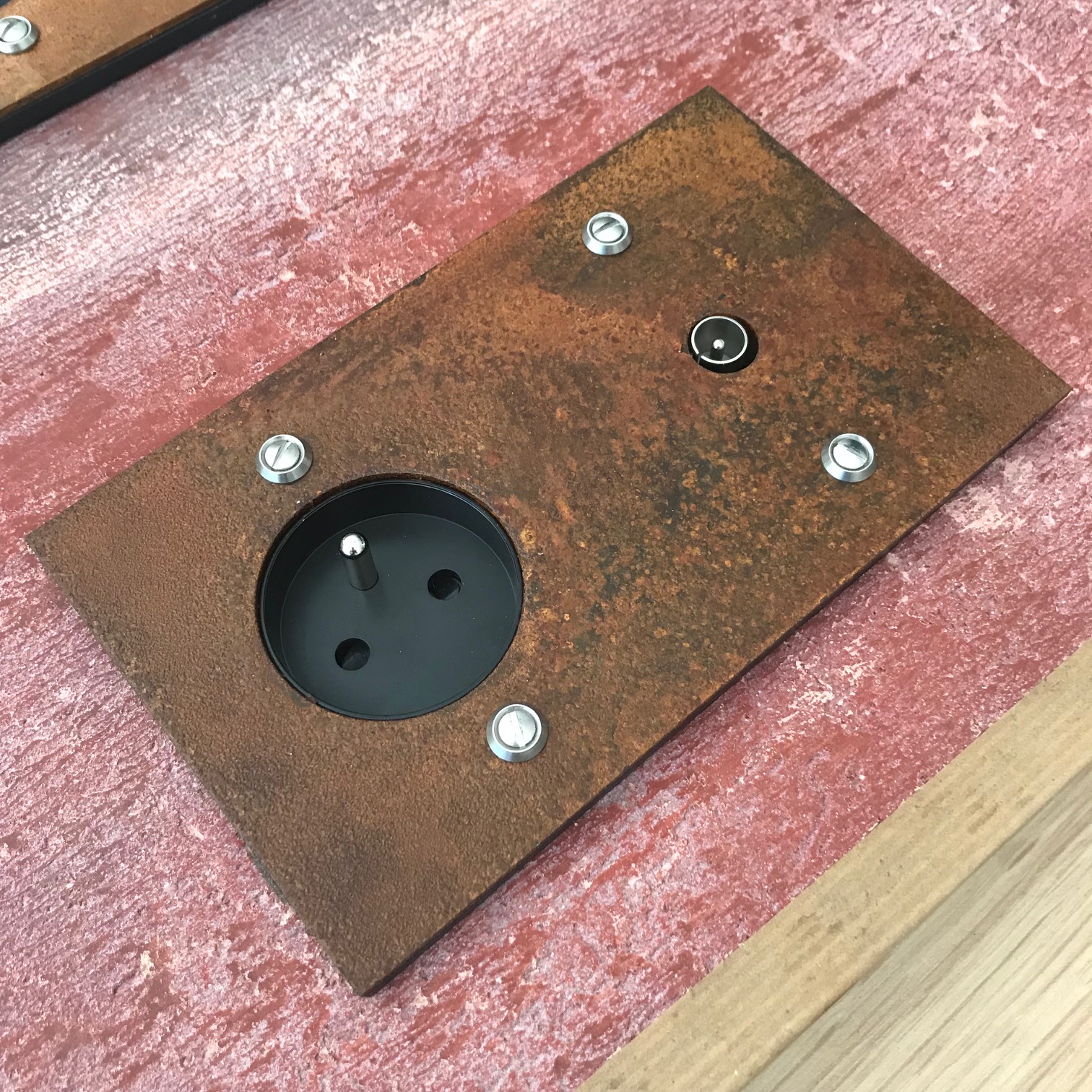 8c2-prise TV prise 220 corten.2