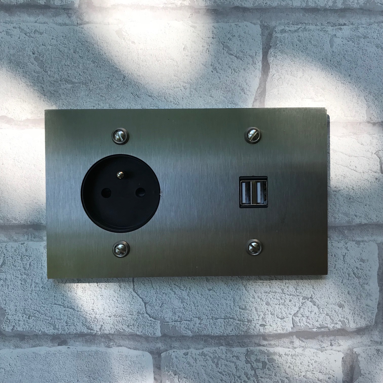 17i2-usb et prise inox rect.1