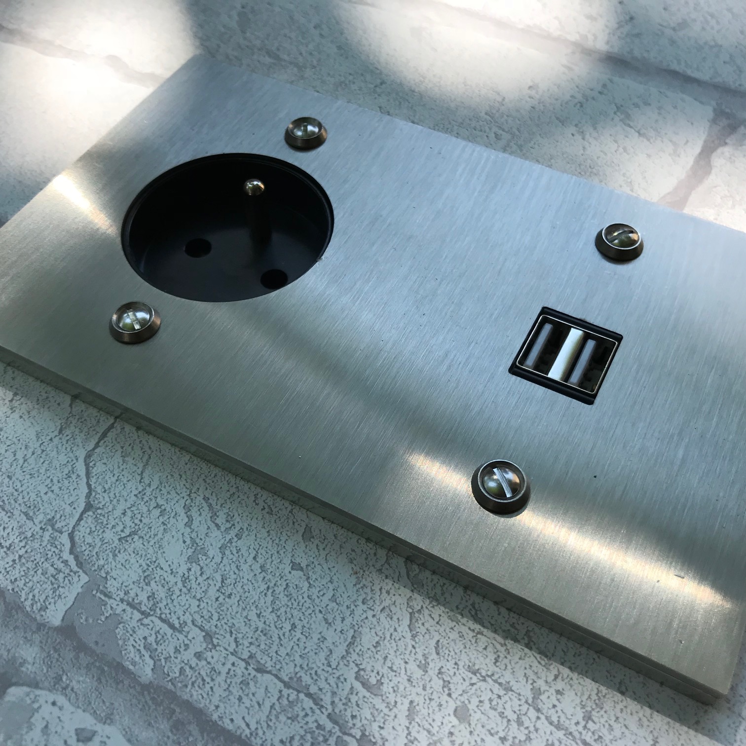 17i2-usb et prise inox rect.2