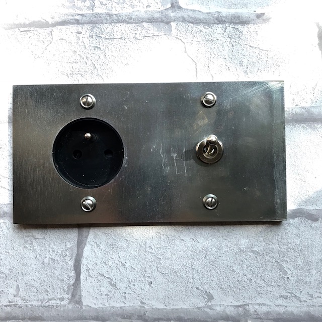 15z4-prise-interrupteur-galvanisé-carré-1