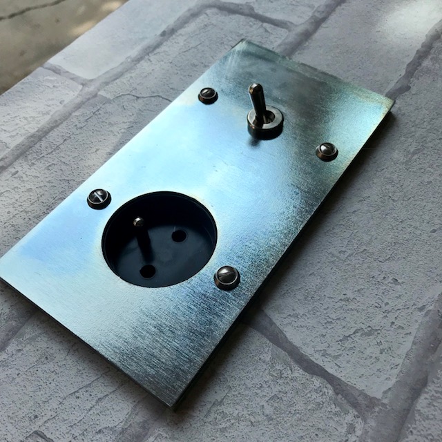 L’ interrupteur galvanisé: l’essence de Basic-Loft.