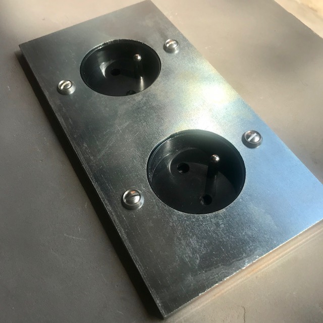 6z4-prise double-galvanisé-carré-2