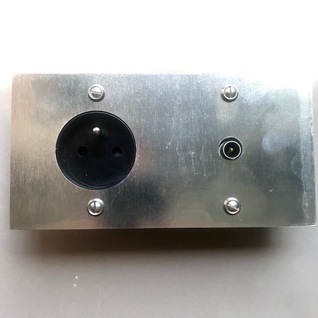 8z4-prise-tv-galvanisé-carré-1