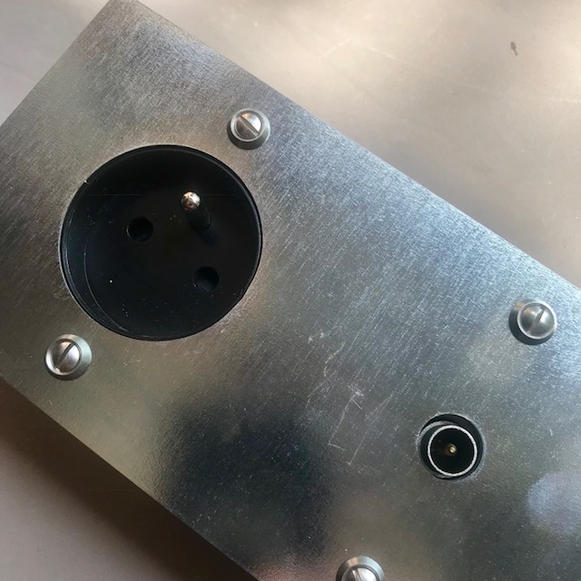 8z4-prise-tv-galvanisé-carré-2