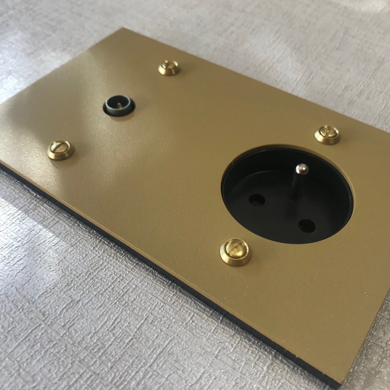 8g2-priseTV-prise-or-rectangle-2