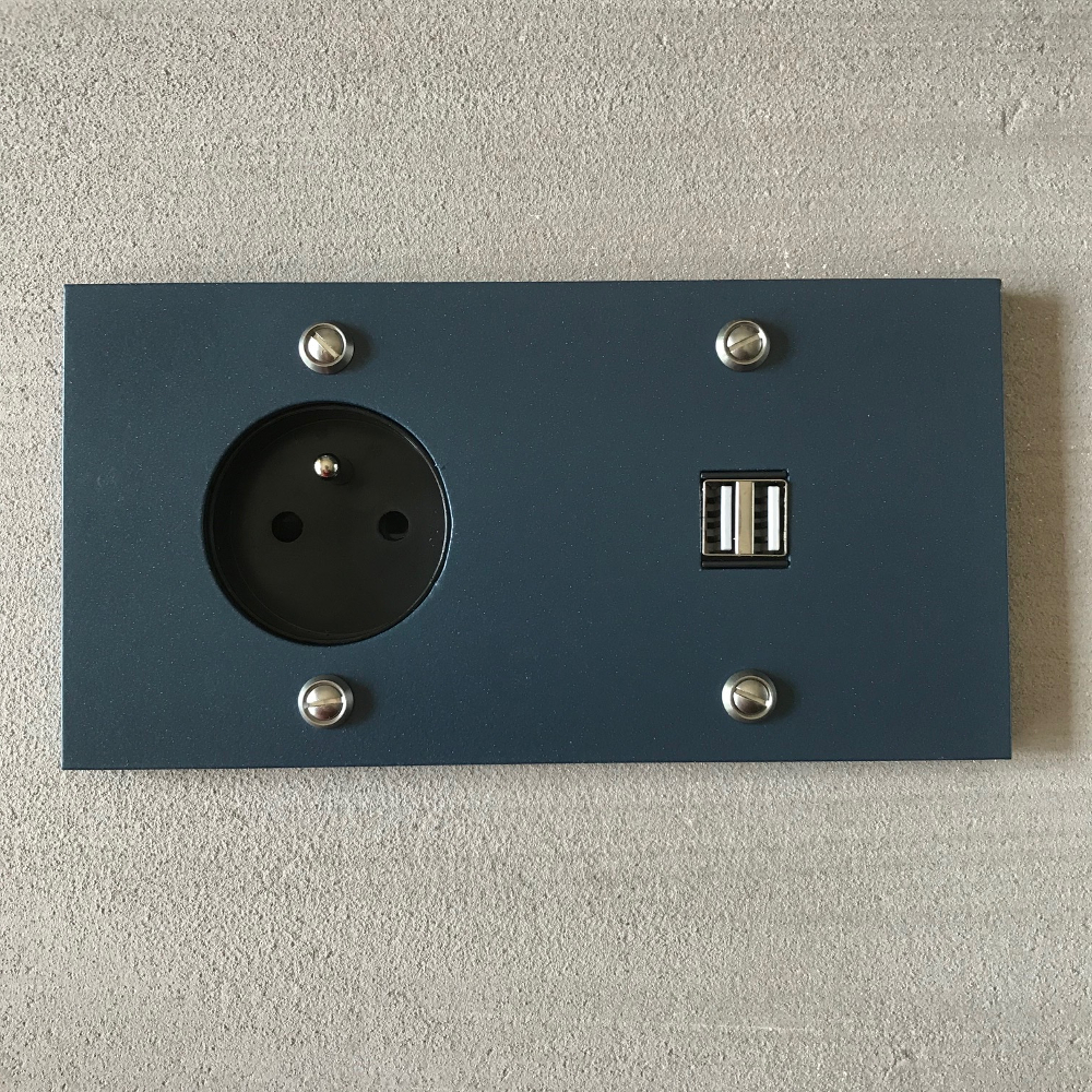 17bl4-usb-prise-bleu-carré-1