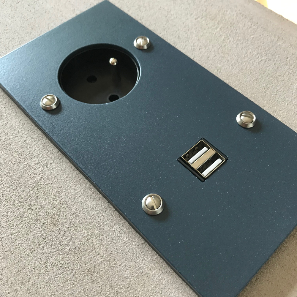 17bl4-usb-prise-bleu-carré-2