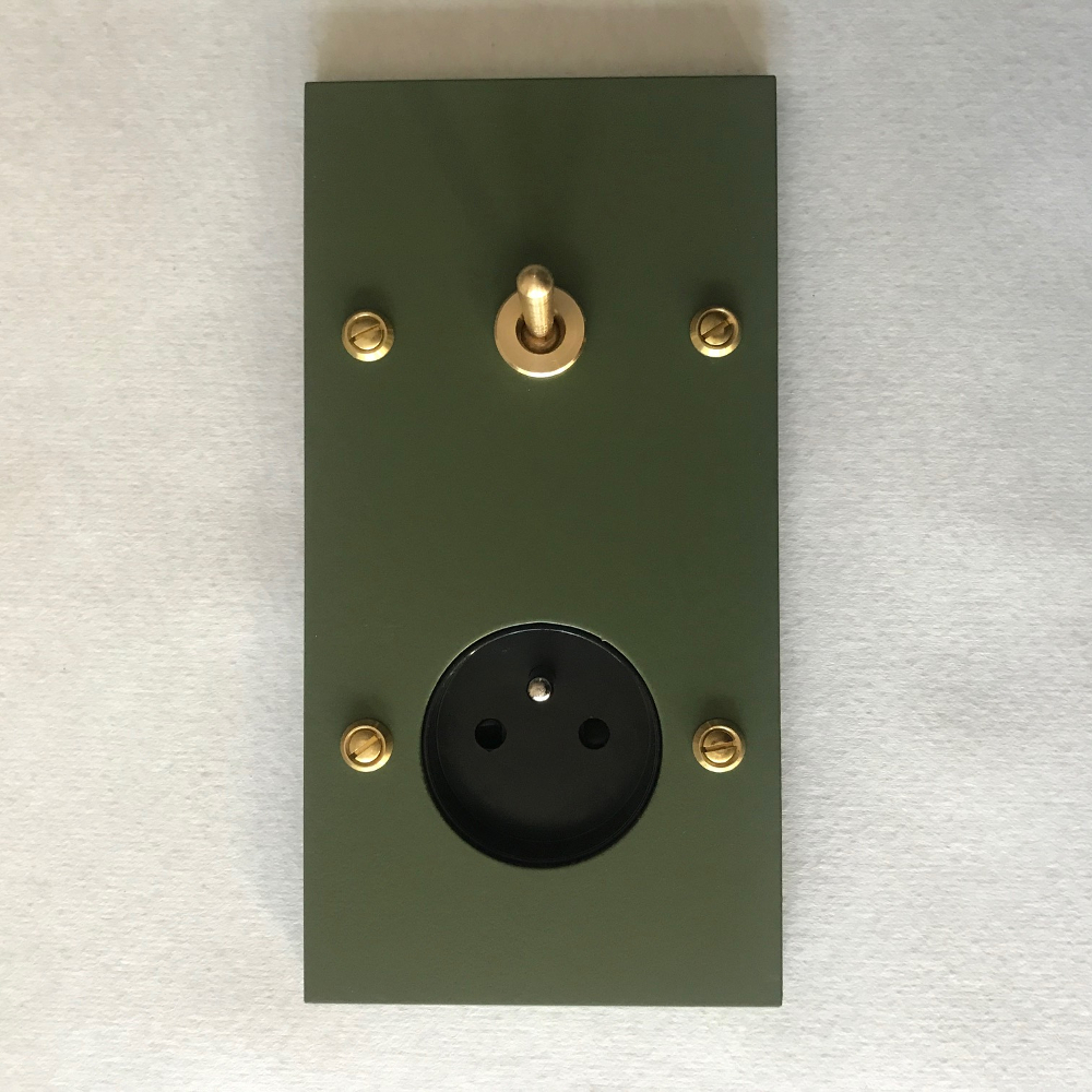 15k4-prise et interrupteur-kaki-carré-1