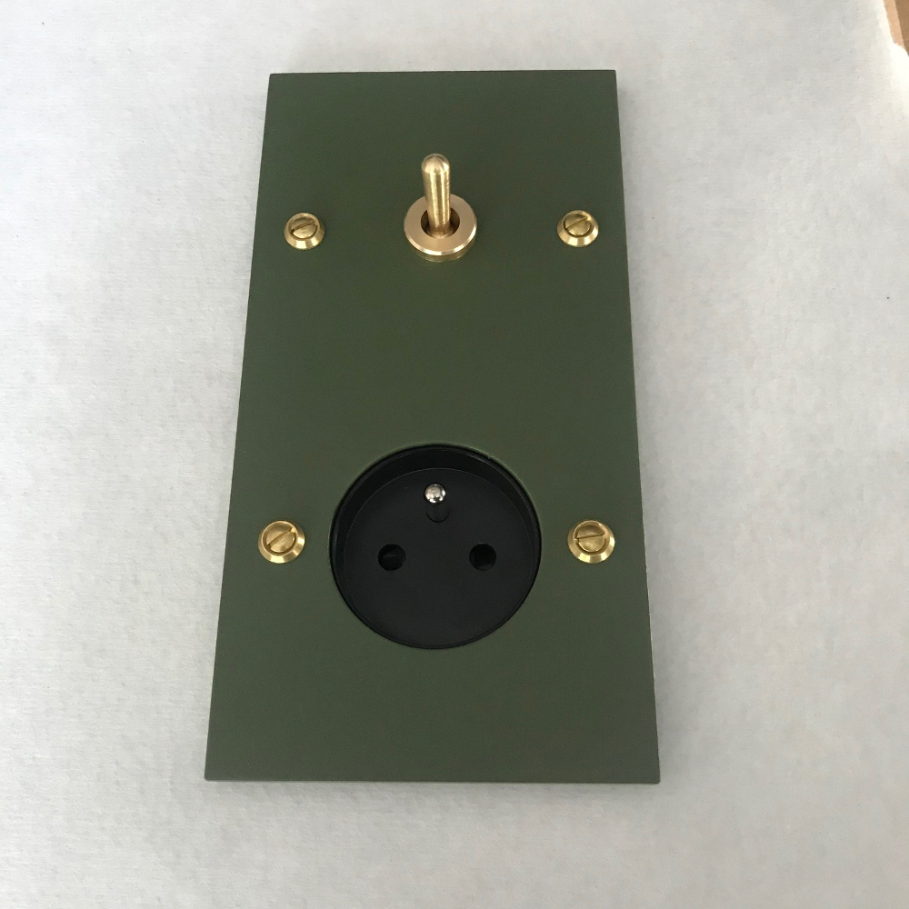 15k4-prise et interrupteur-kaki-carré-2