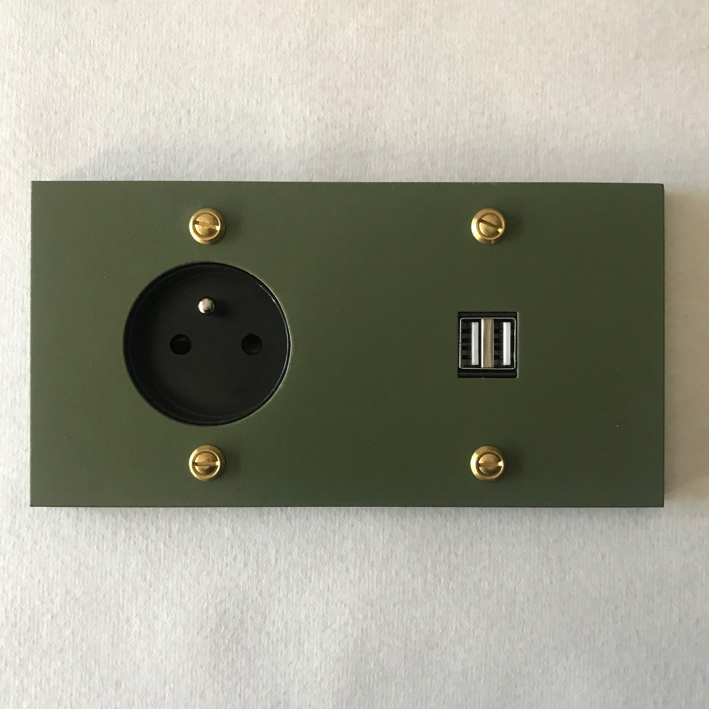 17k4-prise et usb-kaki-carré-1