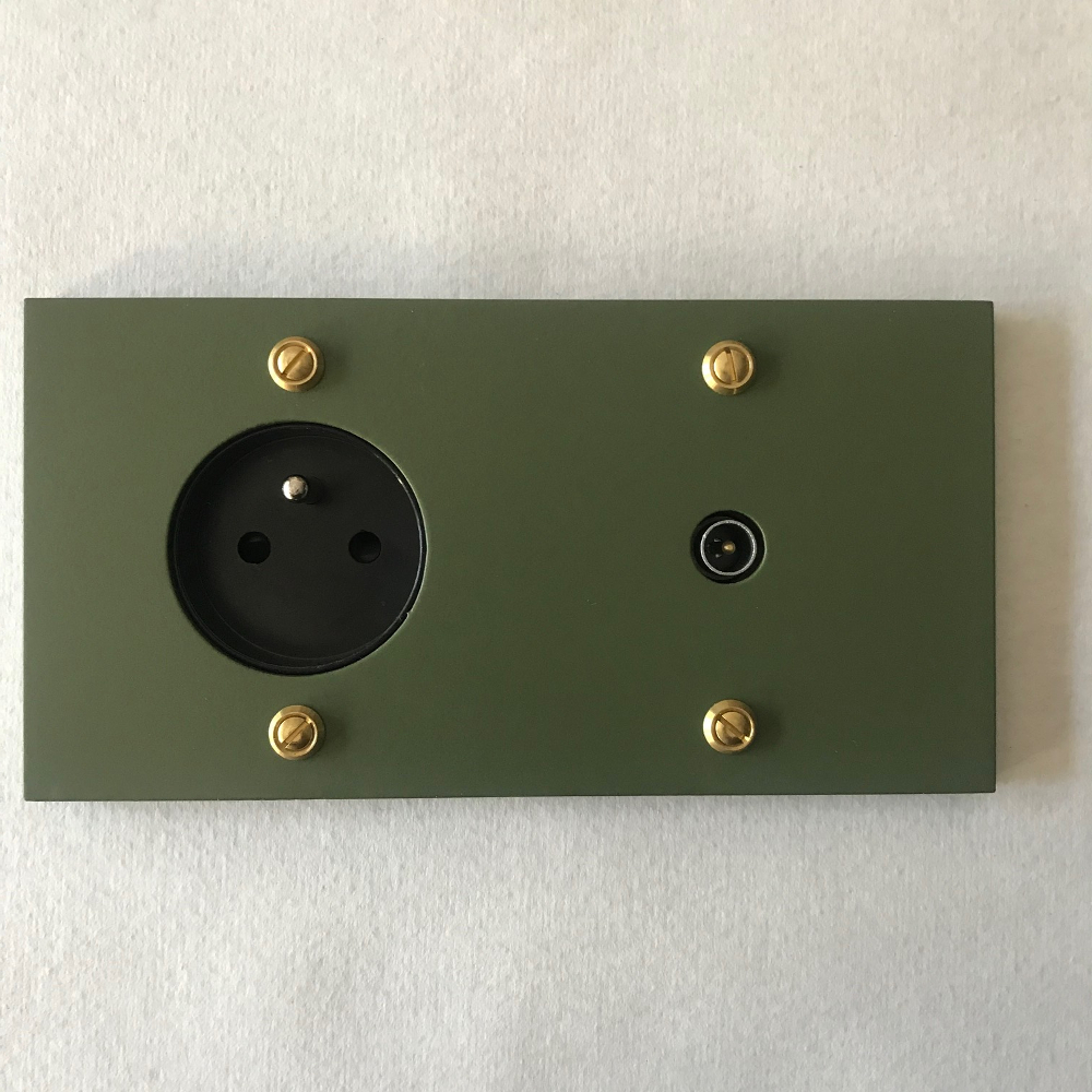 8k4-prise et TV-kaki-carré-1