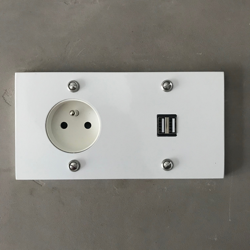 17b4-prise-usb-blanc-carré.1