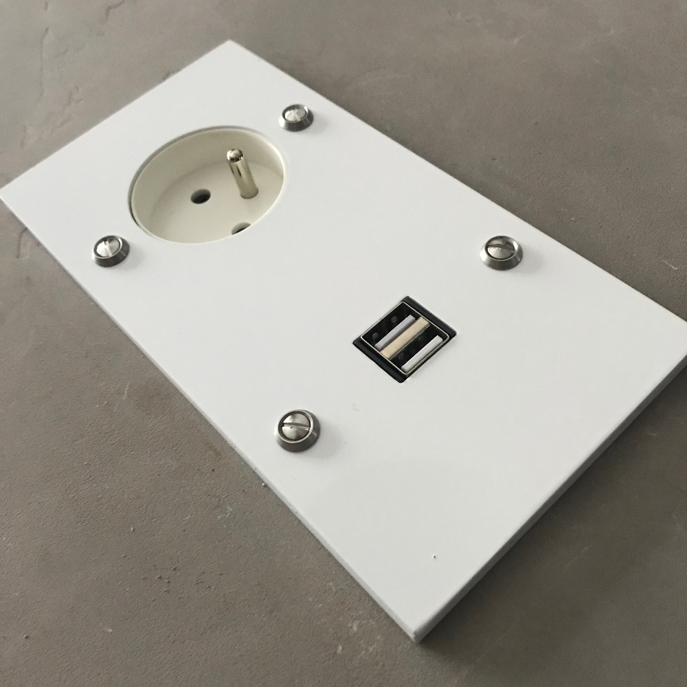 17b4-prise-usb-blanc-carré.2