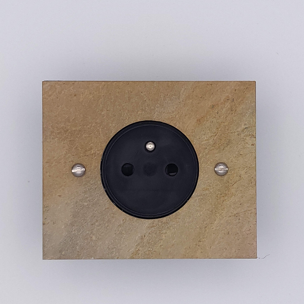 5pc2-prise-électrique-pierre-calcaire-1