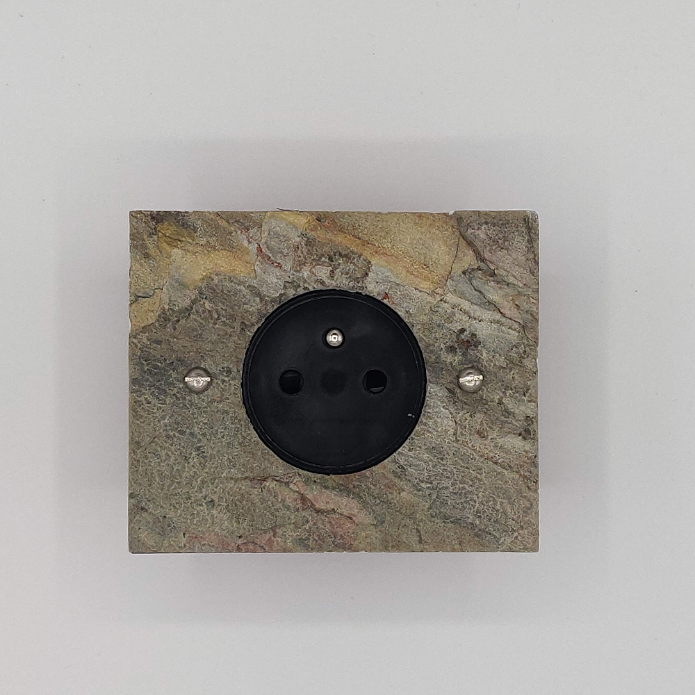 5pv2-prise-électrique-pierre-verte-1