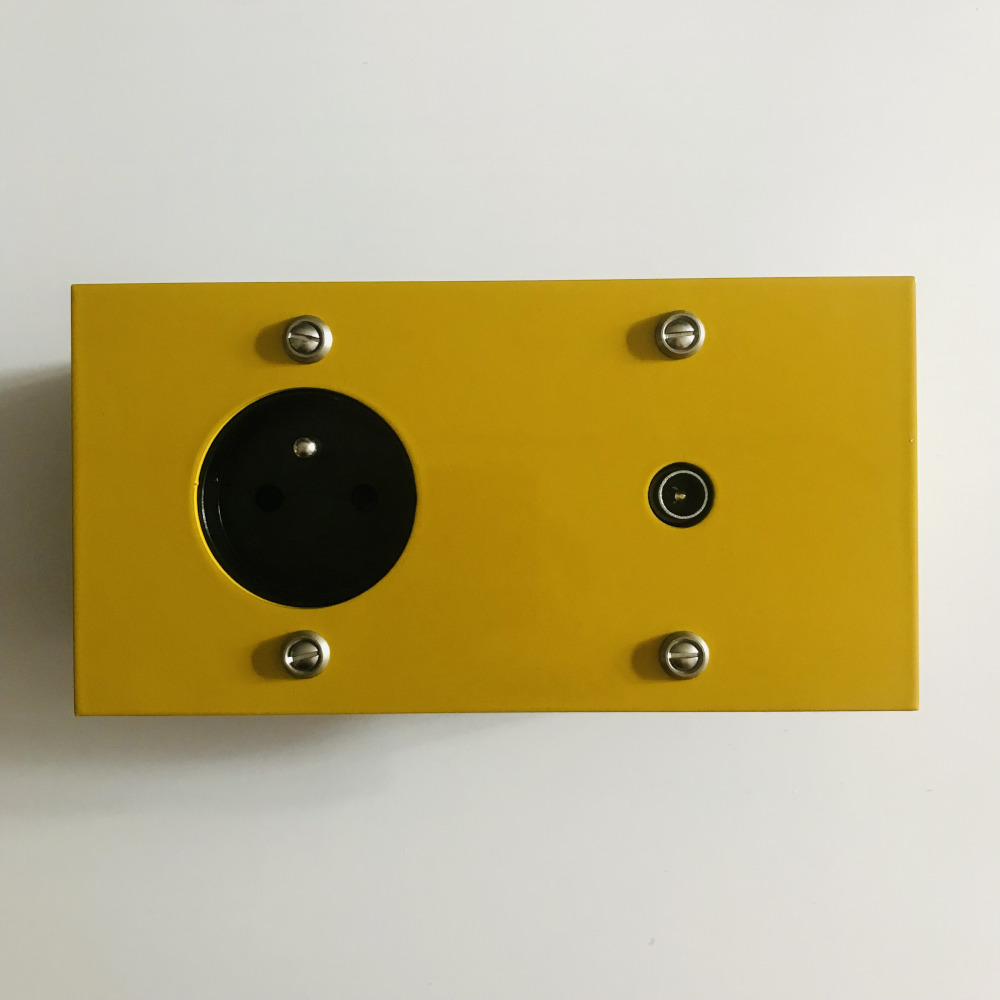 8j4-prise et TV-jaune miel-1